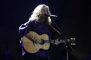 Şarkıcı Vitor Kley, Virada Cultura (Kültür Dönüşü) sırasında Viaduto do Cha sahnesinde performans sergiliyor. 28 Mayıs. 2022, Sao Paulo, Brezilya: Şarkıcı Vitor Kley, Sao Paulo şehir merkezindeki Viaduto do Cha sahnesinde sahne aldı.