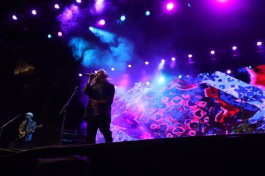 Şarkıcı Vitor Kley, Virada Cultura (Kültür Dönüşü) sırasında Viaduto do Cha sahnesinde performans sergiliyor. 28 Mayıs. 2022, Sao Paulo, Brezilya: Şarkıcı Vitor Kley, Sao Paulo şehir merkezindeki Viaduto do Cha sahnesinde sahne aldı.