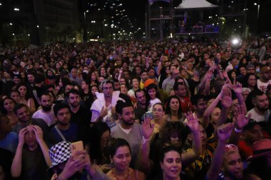 Şarkıcı Vitor Kley, Virada Cultura (Kültür Dönüşü) sırasında Viaduto do Cha sahnesinde performans sergiliyor. 28 Mayıs. 2022, Sao Paulo, Brezilya: Şarkıcı Vitor Kley, Sao Paulo şehir merkezindeki Viaduto do Cha sahnesinde sahne aldı.