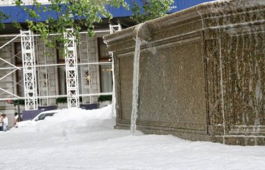 Manhattan 'da kısa süren sağanak yağıştan sonra çeşme köpüğü salıyor. 28 Mayıs 2022, New York, ABD: New York 'ta öğleden sonra kısa süren sağanak yağıştan sonra, Grand Army Plaza' da bulunan bir çeşme