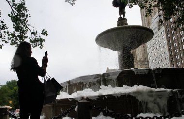 Manhattan 'da kısa süren sağanak yağıştan sonra çeşme köpüğü salıyor. 28 Mayıs 2022, New York, ABD: New York 'ta öğleden sonra kısa süren sağanak yağıştan sonra, Grand Army Plaza' da bulunan bir çeşme