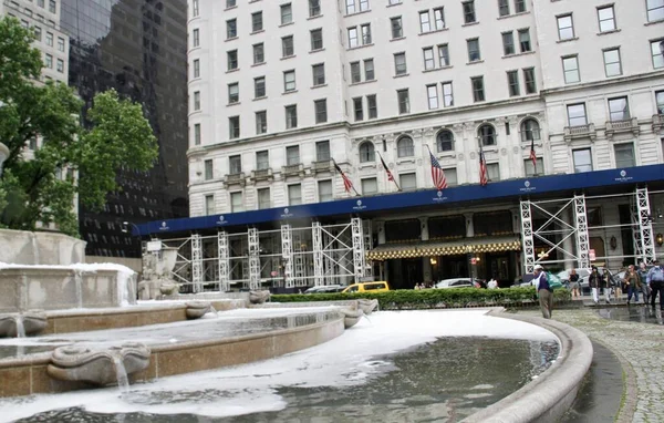 曼哈顿一场短暂的暴雨过后 污染源释放出泡沫 2022年5月28日 美国纽约 在纽约市下午短暂的暴雨之后 位于大陆军广场的一个喷泉 — 图库照片