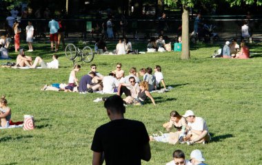 (2022 Anma Günü Central Park 'ta kutlandı. 29 Mayıs 2022, New York, ABD: 2022 Anma Günü hafta sonu Central Park 'taki büyük çimenlikte piknik yapma, bir araya gelme, yemek yeme ve oyun oynama fırsatını kullanan birçok New Yorklu ve turist tarafından kutlanır.