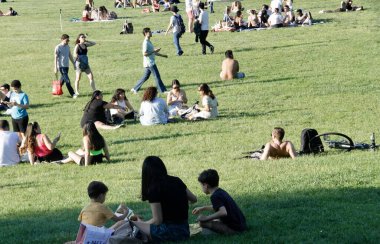 (2022 Anma Günü Central Park 'ta kutlandı. 29 Mayıs 2022, New York, ABD: 2022 Anma Günü hafta sonu Central Park 'taki büyük çimenlikte piknik yapma, bir araya gelme, yemek yeme ve oyun oynama fırsatını kullanan birçok New Yorklu ve turist tarafından kutlanır.