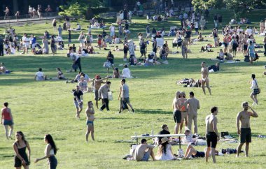 (2022 Anma Günü Central Park 'ta kutlandı. 29 Mayıs 2022, New York, ABD: 2022 Anma Günü hafta sonu Central Park 'taki büyük çimenlikte piknik yapma, bir araya gelme, yemek yeme ve oyun oynama fırsatını kullanan birçok New Yorklu ve turist tarafından kutlanır.