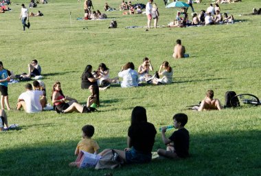 (2022 Anma Günü Central Park 'ta kutlandı. 29 Mayıs 2022, New York, ABD: 2022 Anma Günü hafta sonu Central Park 'taki büyük çimenlikte piknik yapma, bir araya gelme, yemek yeme ve oyun oynama fırsatını kullanan birçok New Yorklu ve turist tarafından kutlanır.