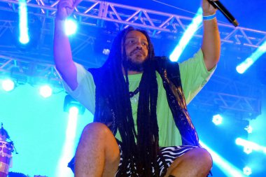 (Parada Inglesa Sahnesi 'nde Virada Cultura. 29 Mayıs 2022, Sao Paulo, Brezilya: Gecenin en büyük seyircisi olan Brezilyalı rapçi Criolo, etkinliğin organizasyonunu eleştirdi ve halkı Peder Julio Lancelotti 'nin instagramını ziyaret etmeye davet etti.