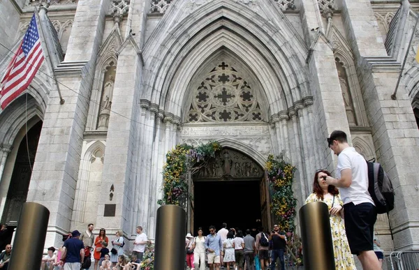 Pessoas Visitam Catedral Saint Patricks Memorial Day Nova York Maio — Fotografia de Stock