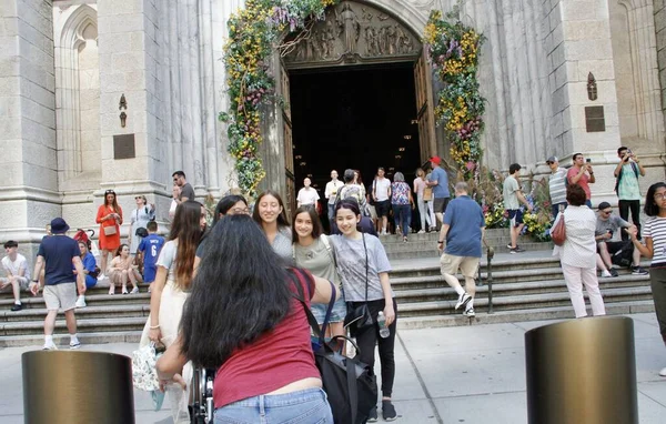 Nsanlar New York Taki Anma Günü Nde Aziz Patrick Katedrali — Stok fotoğraf
