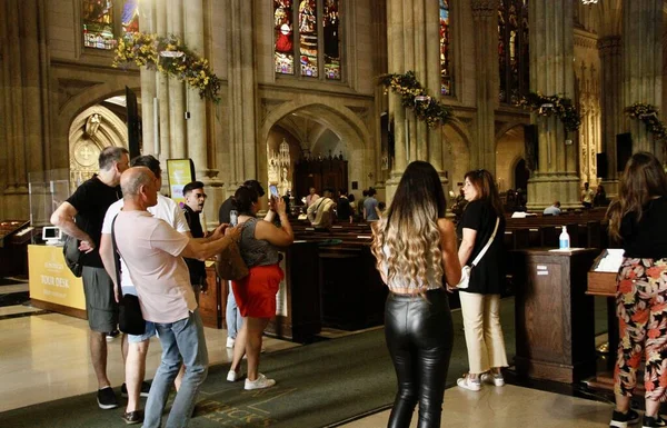 Pessoas Visitam Catedral Saint Patricks Memorial Day Nova York Maio — Fotografia de Stock