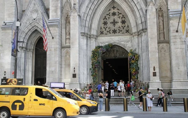 Les Gens Visitent Cathédrale Saint Patricks Jour Souvenir New York — Photo