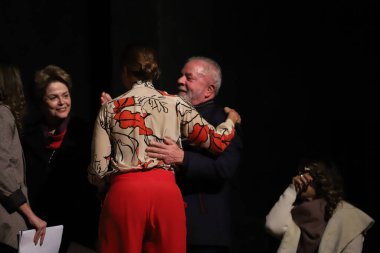 Tuca Tiyatrosu 'nda, eski Başkan Lula' nın hapisteyken aldığı mektuplarla dolu bir kitap piyasaya sürüldü. 31 Mayıs 2022, Sao Paulo, Brezilya: Birçok sanatçının katılımıyla, eski başkan Luiz Inacio Lula da Silva 