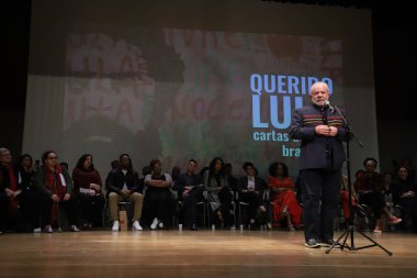 Tuca Tiyatrosu 'nda, eski Başkan Lula' nın hapisteyken aldığı mektuplarla dolu bir kitap piyasaya sürüldü. 31 Mayıs 2022, Sao Paulo, Brezilya: Birçok sanatçının katılımıyla, eski başkan Luiz Inacio Lula da Silva 
