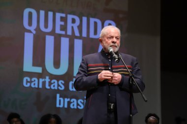 Tuca Tiyatrosu 'nda, eski Başkan Lula' nın hapisteyken aldığı mektuplarla dolu bir kitap piyasaya sürüldü. 31 Mayıs 2022, Sao Paulo, Brezilya: Birçok sanatçının katılımıyla, eski başkan Luiz Inacio Lula da Silva 