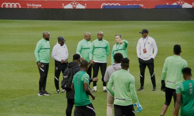 Nijerya Teknik Direktörü, Ekvador ile Nijerya futbolu arasında basın toplantısı düzenliyor. 1 Haziran 2022, New Jersey, ABD: Nijerya teknik direktörü Jose Peseiro, takım kaptanı William Troost ile bir basın toplantısı düzenledi. 