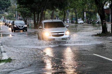 Bozuk bir boru sokaklarda ağır su akışına neden oluyor. 2 Haziran 2022, Rio de Janeiro, Brezilya: Rio de Janeiro 'daki Avenida Borges de Medeiros' ta General Garzon ve Saturnino de Brito caddeleri arasında bir boru patladı.