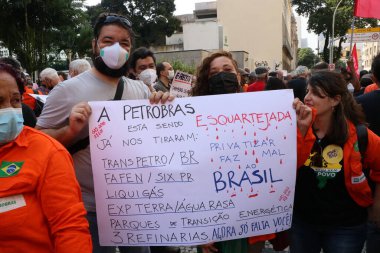 Rio de Janeiro 'daki petrol işçilerinin protestosu. 2 Haziran 2022, Rio de Janeiro, Brezilya: Tek Petrol İşçileri Federasyonu (FUP) ve Ulusal Petrol İşçileri Federasyonu (FNP) taleplerin ortak teslimatını Perşembe (02) günü yapacaklar.).