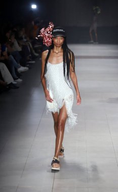 SPFW 'nin 53. baskısı - Ponto Firme Projesi - 22 / 23 Bahar Koleksiyonu. 1 Haziran 2022, Sao Paulo, Brezilya: 53. SPFW defilesinin Ponto Firme Projesi