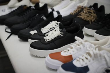 (SPFW 'nin 53. Basımı - Marka Anace Yaz Koleksiyonu 22 / 23. 2 Haziran 2022, Sao Paulo, Brezilya: Brand Anace 'in 53. SPFW haftasında sergilediği defilede sahne arkası (Sao Paulo Moda Haftası) - 22 / 23 bahar koleksiyonu, en büyük fas