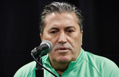 Nijerya Teknik Direktörü, Ekvador ile Nijerya futbolu arasında basın toplantısı düzenliyor. 1 Haziran 2022, New Jersey, ABD: Nijerya teknik direktörü Jose Peseiro, takım kaptanı William Troost ile bir basın toplantısı düzenledi. 