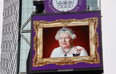 (Kraliçe Elizabeths Platin Jübile: 1952-2022. 2 Haziran 2022, New York, ABD: Times Meydanı Billboard 'unda 70. yıldönümünde İngiltere Kraliçesi Elizabeth' i kutlayan bir mesaj, Platin Jübile.