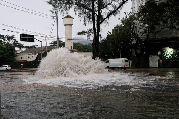Ein Kaputtes Rohr Sorgte Für Starken Wasserfluss Auf Den Straßen — Stockfoto