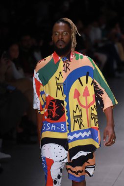 SPFW 'nin 53. baskısı - Sankofa Projesi: Meninos Rei - Bahar Yaz Koleksiyonu 22 / 23. 2 Haziran 2022, Sao Paulo, Brezilya: Projeto Sankofa 'nın defilesi: SPFW' nin 53.)