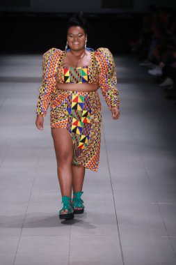 SPFW 'nin 53. baskısı - Sankofa Projesi: Meninos Rei - Bahar Yaz Koleksiyonu 22 / 23. 2 Haziran 2022, Sao Paulo, Brezilya: Projeto Sankofa 'nın defilesi: SPFW' nin 53.)