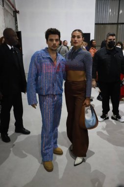 (SPFW 'nin 53. Basımı - Stilist Igor Dadona' nın Moda Gösterisi - Bahar Yaz Koleksiyonu 22 / 23. 2 Haziran 2022, Sao Paulo, Brezilya: Model Sasha Meneghel ve erkek arkadaşı Joao Figueiredo Moda Gösterisi sırasında stilist Igor Dadona 