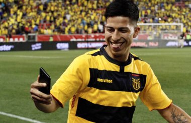 Ekvadorlu taraftarlar, Ekvador ve Nijerya arasında Red Bull Arena 'da oynanan dostluk maçı sonrasında sahaya akın ettiler. 2 Haziran 2022, New Jersey, ABD: Ekvador ve Nijerya arasındaki dostluk maçı sonrasında Ekvador taraftarları sahaya saldırdı (02))