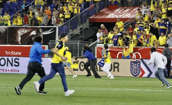 에콰도르 팬들은 에콰도르와 나이지리아 불아레나에서 경기를 경기장으로 침입하였다 2022 뉴저지 — 스톡 사진