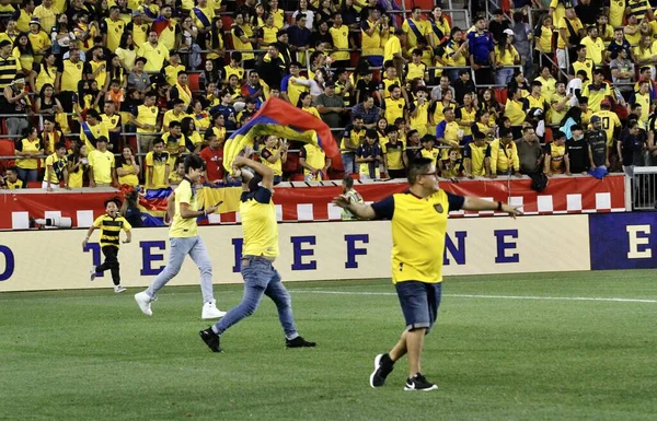 Los Aficionados Ecuatorianos Invaden Campo Después Amistoso Partido Fútbol Entre — Foto de Stock