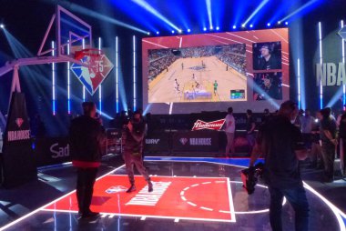 NBA House, Sao Paulo 'da Amerikan basketbol finallerini izleyen halka açılıyor. 3 Haziran 2022, Sao Paulo, Brezilya: NBA House 'un üçüncü sezonunun açılışında seyirciler, taraftarların NBA basketbol finallerini izlemeleri için yaratılan bir alan.