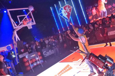 NBA House, Sao Paulo 'da Amerikan basketbol finallerini izleyen halka açılıyor. 3 Haziran 2022, Sao Paulo, Brezilya: NBA House 'un üçüncü sezonunun açılışında seyirciler, taraftarların NBA basketbol finallerini izlemeleri için yaratılan bir alan.