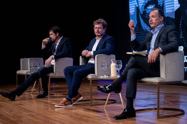 (Uluslararası Özgürlük Konferansı Sao Paulo 'da yapılıyor. 3 Haziran 2022, Sao Paulo, Brezilya: Siyaset bilimci Fernando Schuler, gazeteciler J. R. Guzzo ve Leandro Narloch, Mises Enstitüsü 'nden Helio Beltrao arabuluculuğunda