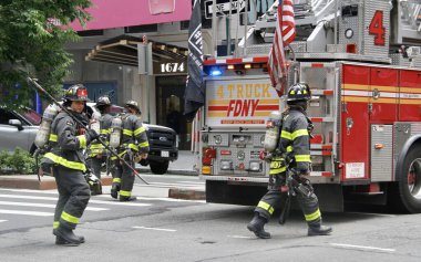 (Manhattan 'daki itfaiyeciler için yanlış alarm. 3 Haziran 2022, New York, ABD: FDNY itfaiyecileri, Times Meydanı yakınlarındaki Batı 52. Bölgeyi araştırdılar ve yanlış alarm olduğunu fark ettiler.. 