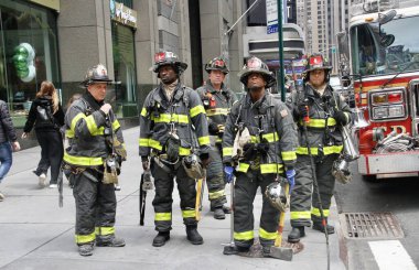 (Manhattan 'daki itfaiyeciler için yanlış alarm. 3 Haziran 2022, New York, ABD: FDNY itfaiyecileri, Times Meydanı yakınlarındaki Batı 52. Bölgeyi araştırdılar ve yanlış alarm olduğunu fark ettiler.. 