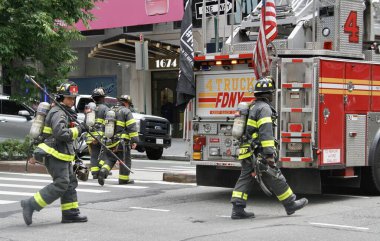 (Manhattan 'daki itfaiyeciler için yanlış alarm. 3 Haziran 2022, New York, ABD: FDNY itfaiyecileri, Times Meydanı yakınlarındaki Batı 52. Bölgeyi araştırdılar ve yanlış alarm olduğunu fark ettiler.. 