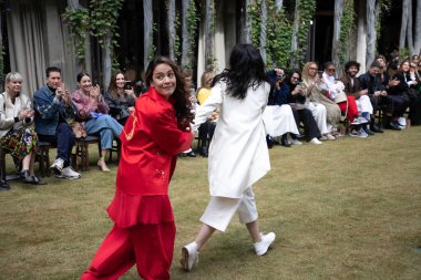 SPFW 'nin 53. Basımı - Neriage marka Moda Gösterisi - 22 / 23 Spring Summer Collection. 4 Haziran 2022, Sao Paulo, Brezilya: Oyuncu Alice Braga ve stilist Rafaella Caniello - SPFW 'nin 53. 