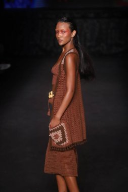 (SPFW 'nin 53. Basımı - Atelie Mao de Mae markasının moda şovu - 22 / 23 Spring Summer Collection. 4 Haziran 2022, Sao Paulo, Brezilya: Atelie Mao de Mae 'nin 53. SPFW (Sao Paulo Moda Haftası) modeli)