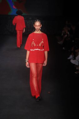 4 Haziran 2022, Sao Paulo, Brezilya: Atelie Mao de Mae 'nin 53. SPFW (Sao Paulo Moda Haftası), Latin Amerika' nın en büyük moda festivali olan Sao Paulo, Sao Paulo 'daki Komplexo Tempo' da 4 Cumartesi günü).