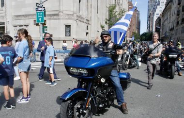 New York 'ta Yunan Bağımsızlık Günü Geçidi. 5 Haziran 2022, New York, ABD: COVID-19 salgını nedeniyle iki yıl aradan sonra, Yunan Bağımsızlık Günü Geçidi Pazar günü tekrar Beşinci Cadde 'ye döner (05)). 
