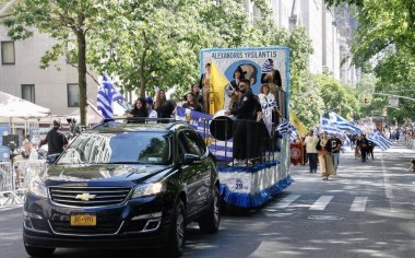 New York 'ta Yunan Bağımsızlık Günü Geçidi. 5 Haziran 2022, New York, ABD: COVID-19 salgını nedeniyle iki yıl aradan sonra, Yunan Bağımsızlık Günü Geçidi Pazar günü tekrar Beşinci Cadde 'ye döner (05)). 