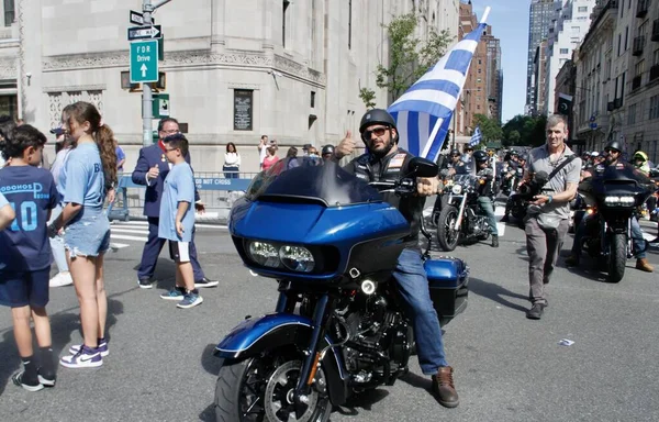 New York 'ta Yunan Bağımsızlık Günü Geçidi. 5 Haziran 2022, New York, ABD: COVID-19 salgını nedeniyle iki yıl aradan sonra, Yunan Bağımsızlık Günü Geçidi Pazar günü tekrar Beşinci Cadde 'ye döner (05)). 