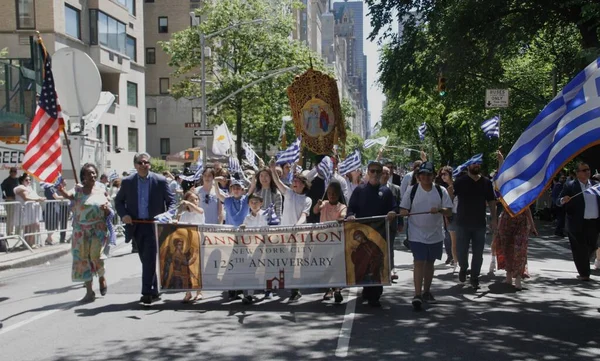 ニューヨークのギリシャ独立記念日パレード 2022年6月5日 アメリカ ニューヨーク Covid 19流行期により2年ぶりにギリシャ独立記念日パレードが再び第5会場に戻る 5月5日 — ストック写真