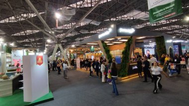 Anhembi, Sao Paulo 'daki Biobrasilfair Natualtech fuarının ilk günü. 8 Haziran 2022, Sao Paulo, Brezilya: Latin Amerika 'nın dört bir yanından gelen doğal ürünlerin Biobrasilfair Natualtech fuarı sırasında stantlar kuruldu