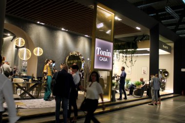 Mobilya fuarında satılan mobilyalar. 9 Haziran 2022 - Milan, İtalya: İki yıllık yokluğun ardından Salone del Mobile Milano 'ya geri döner ve Milano sergisiyle birlikte Fuorisalone' un zengin değerlendirmesini yapar.