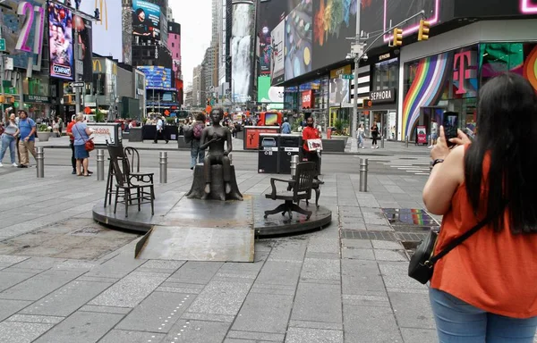 Сидеть Недолго Установленная Таймс Сквер Июня 2022 Года Нью Йорк — стоковое фото