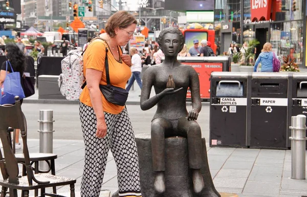 Para Sentar Pouco Estátua Lorraine Hansberry Revelado Times Square Junho — Fotografia de Stock