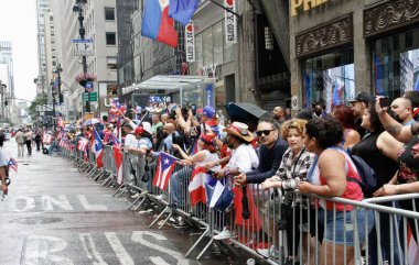 (65. Ulusal Porto Riko Günü Geçidi. 12 Haziran 2022, New York, ABD: COVID-19 salgınından dolayı iki yıl uzaklaştırma aldıktan sonra, en büyük 65. Ulusal Porto Riko Günü Geçidi